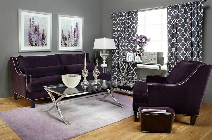 aubergine couleur, tapis mauve, table basse rectangulaire, fauteuil et canapé rétro, tableaux muraux