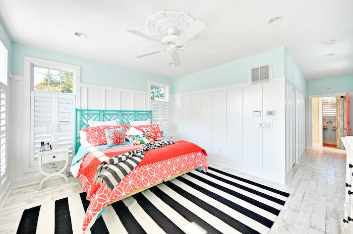 photo chambre murs blancs turquoise et parure de lit corail rouge
