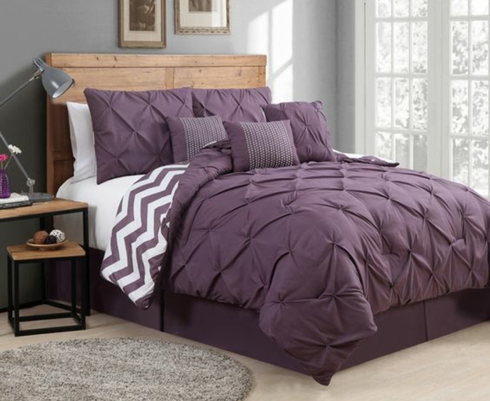Aménagement chambre adulte deco chambre blanche gris et violet ligne de lit