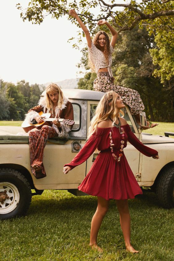 Magie hippie days veste hippie chic style bobo chic femme robe rouge courte femme assise sur la voiture jupe longue top dentelle