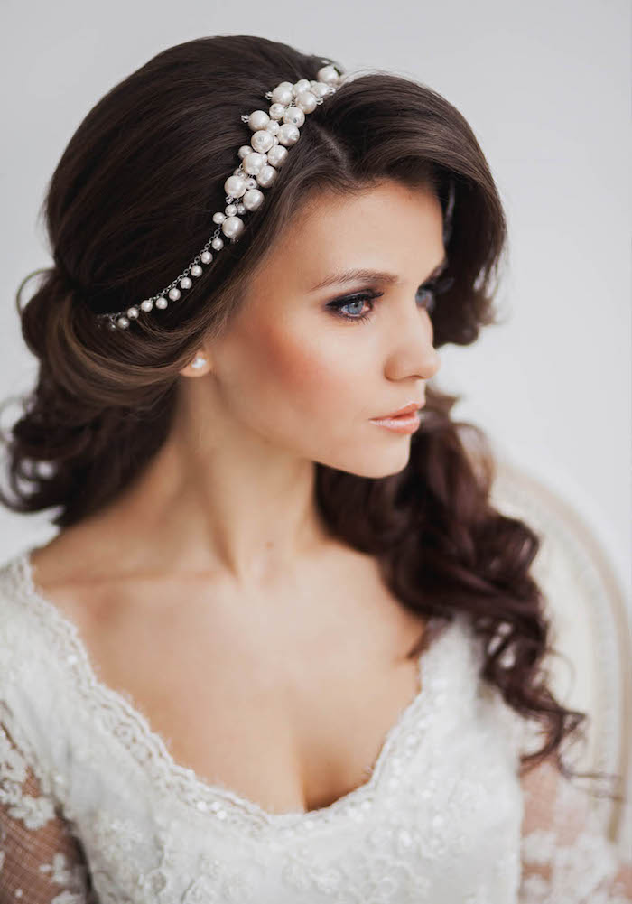 coiffure mariage facile, boucles avec fer à friser, diadème en perles blanches, robe de mariée avec manches en dentelle