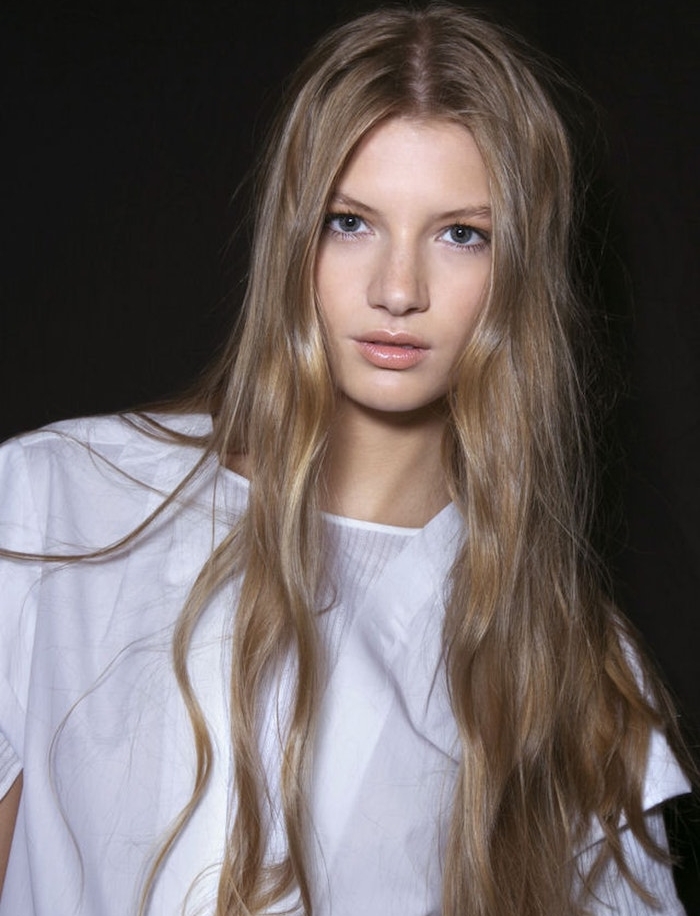 coloration cheveux, femme aux yeux bleus et cheveux longs châtain clair, chemise blanche avec manches courtes modèle femme