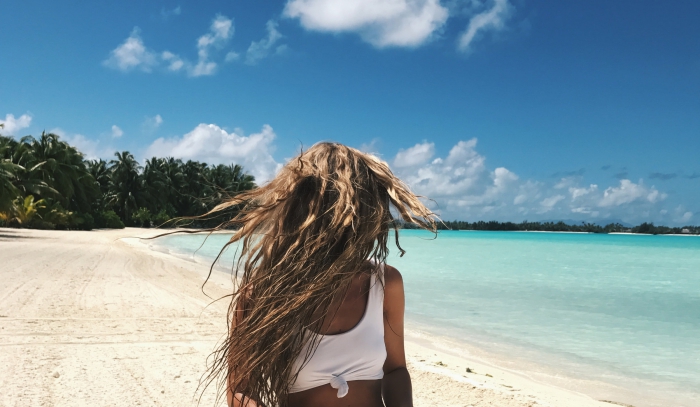 couleur cheveux, fille sur la plage aux cheveux longs, nuages de ciel, arbres tropicales, eau turquoise, cheveux châtain clair