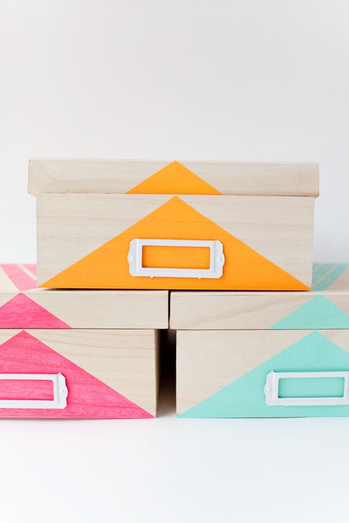 simples boites, décorés de motifs géométriques en peinture et motif rayures dessus, idée de diy rangement facile a faire
