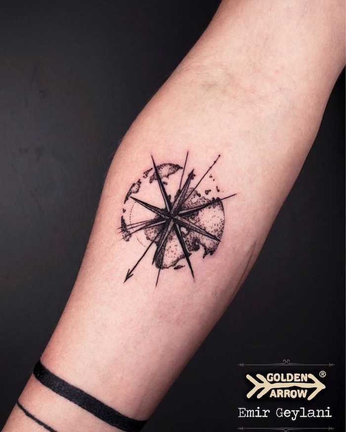 tatouage boussole design avant bras boussole planete