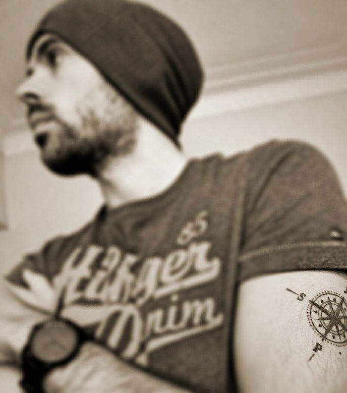 tatouage boussole bras homme tattoo ancre marine
