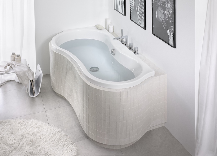 baignoire originale petites dimensions dans salle de bain blanche moderne
