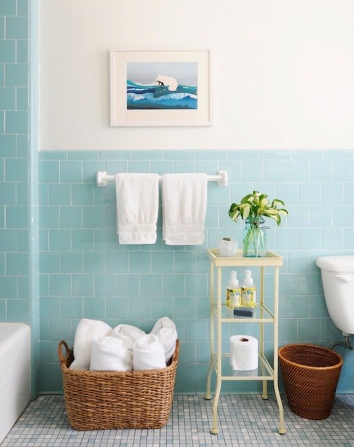 salle de bain moderne avec carrelage couleur vert d eau, panier de rangement serviettes de toilette, étagère rangement produits de beauté, sol mosaïque couleur bleue