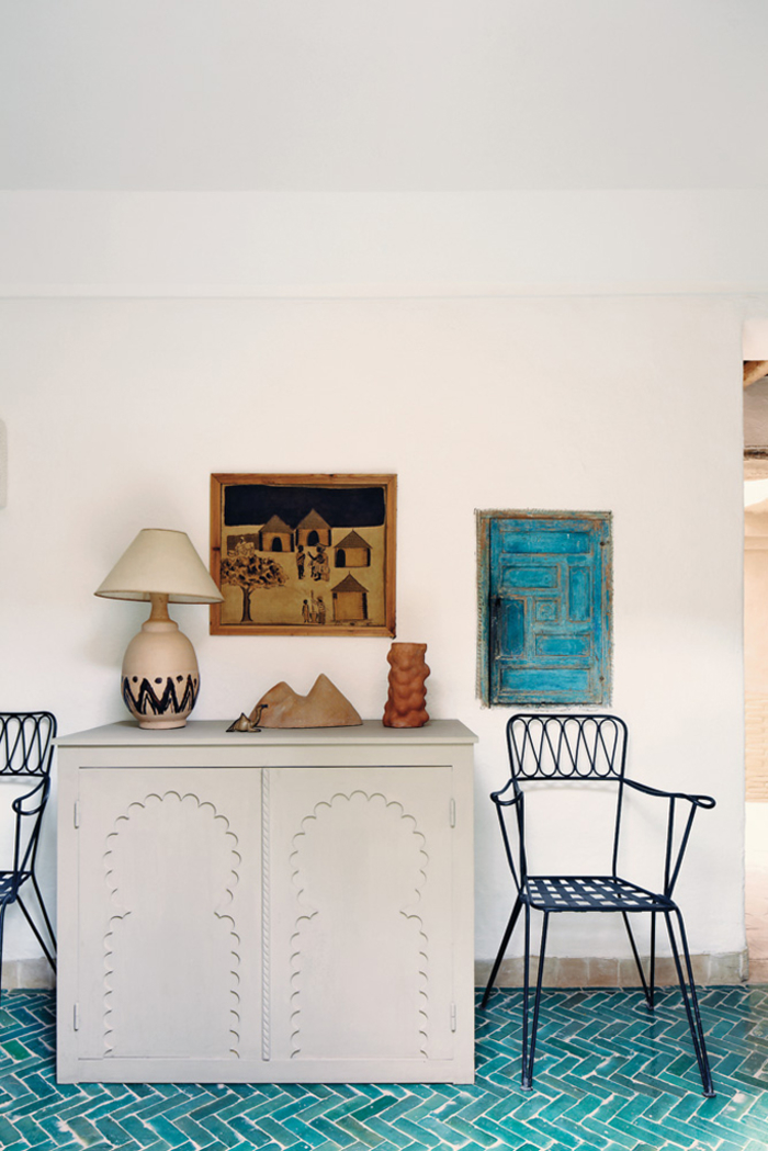 un intérieur relaxant en blanc et bleu sarcelle de style ethnique marocain, carrelage chevrons couleur turquoise