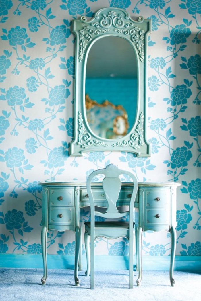 comment amenager une chambre femme, coiffeuse, chaise et miroir cadre couleur vert d eau, papier peint blanc à motifs floraux bleus