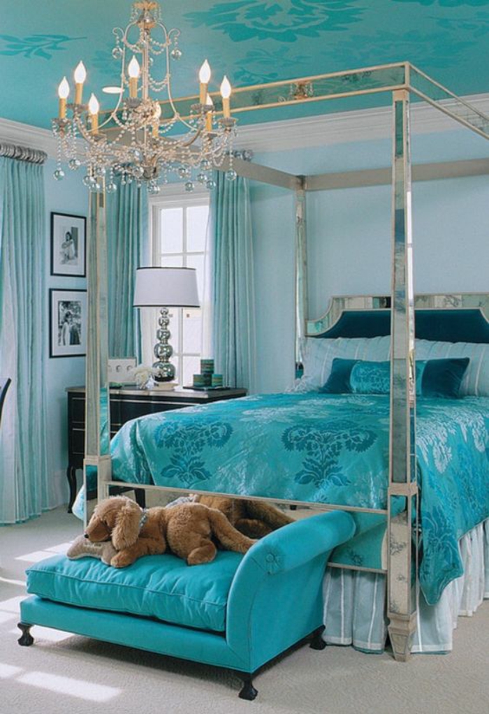 chambre a coucher adulte en bleu turquoise sur le thème baroque avec plafond revetu en tissu bleu turquoise à la finition satinée