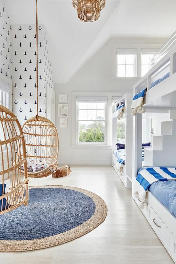 décoration chambre adulte deux lits superposés de style marin avec des chaises tressées suspendues