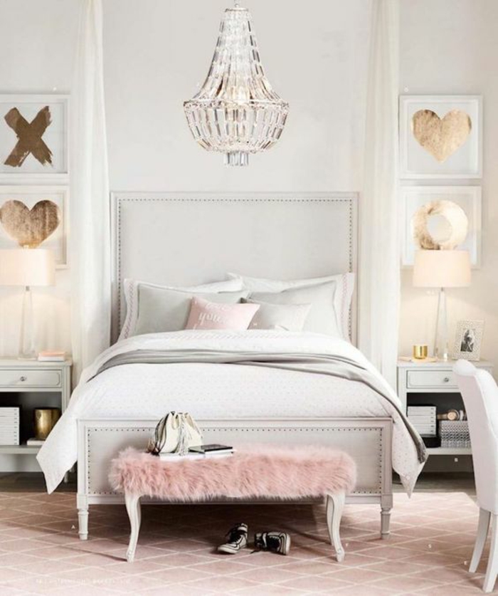 chambre design lit glamour ambiance cocoon avec grand lustre en crystal et des panneaux avec des coeurs aux murs 