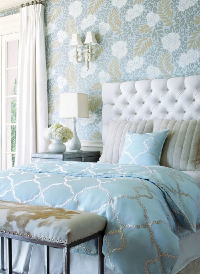 chambre design en bleu pastel avec dossier blanc tapissé luminaires blancs avec abats-jour