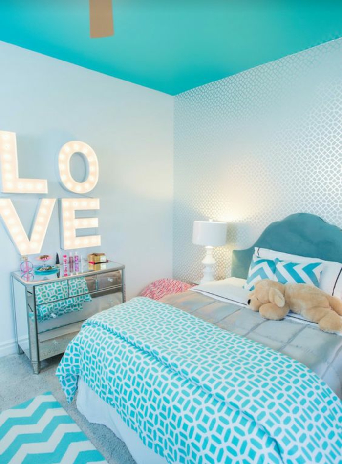 chambre design Love en bleu avec plafond bleu et murs blancs aux motifs étoilés