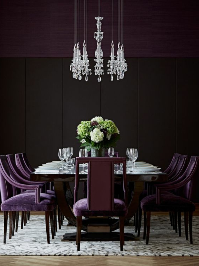 chambre aubergine, salle à manger couleur pourpre, table de déjeuner et luminaire sophistiqué