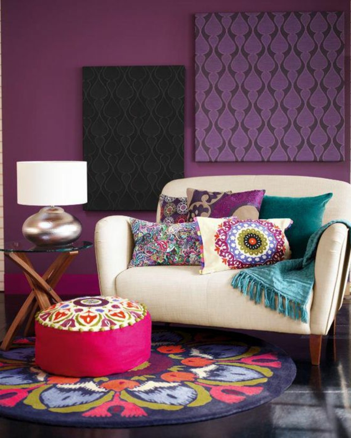 violet aubergine, pouf marocain fucshia, coussins ethniqes avec mandalas et motifs floraux