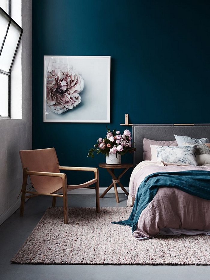 une chambre à coucher minimaliste d'élégance sombre aux nuances de rose poudré et bleu paon foncé,