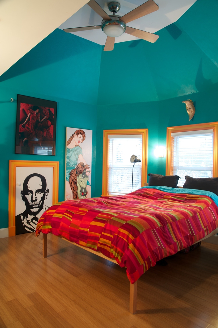 une chambre à coucher qui joue sur les contraste des couleurs bleu sarcelle, ocre et fuchsia