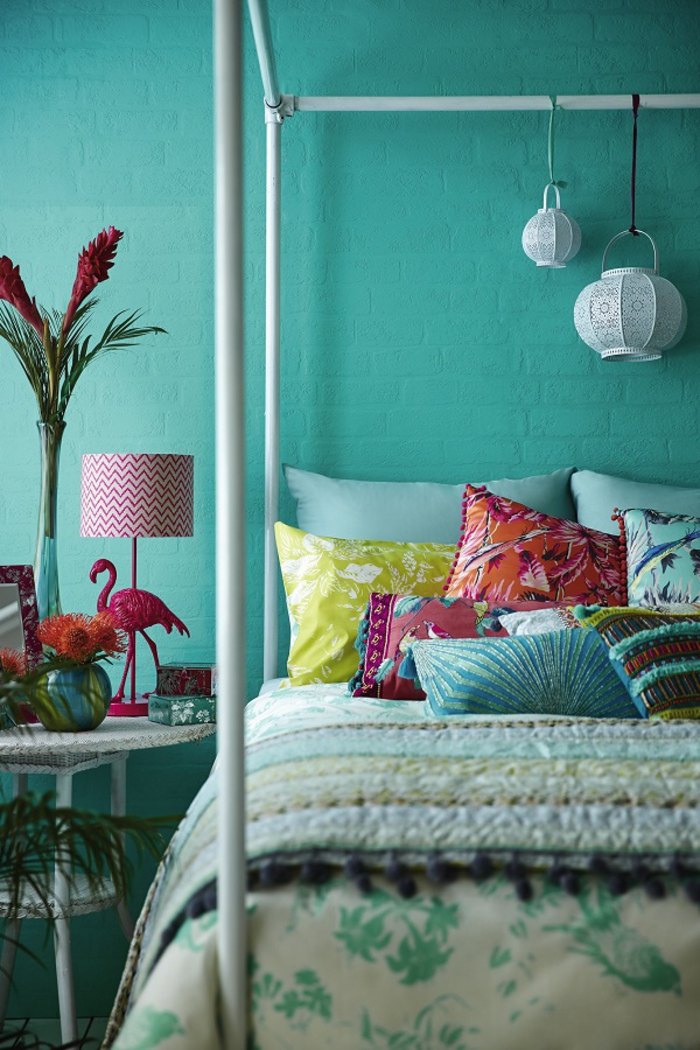 une chambre à coucher monochrome aux nuances de vert canard, déco exotique à motifs tropicaux