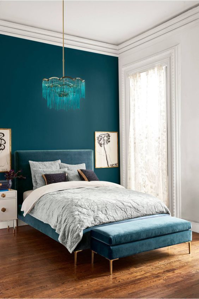 une chambre à coucher élégante en blanc et bleu paon 