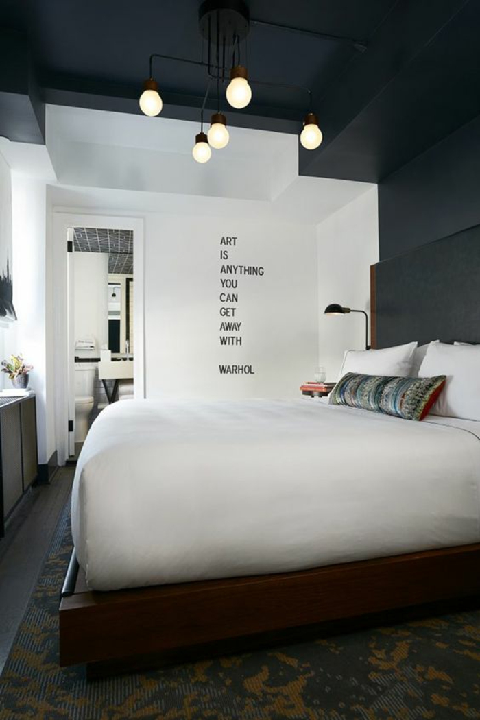 chambre design complete en blanc et gris anthracite avec des luminaires suspendus en forme d ampoules 