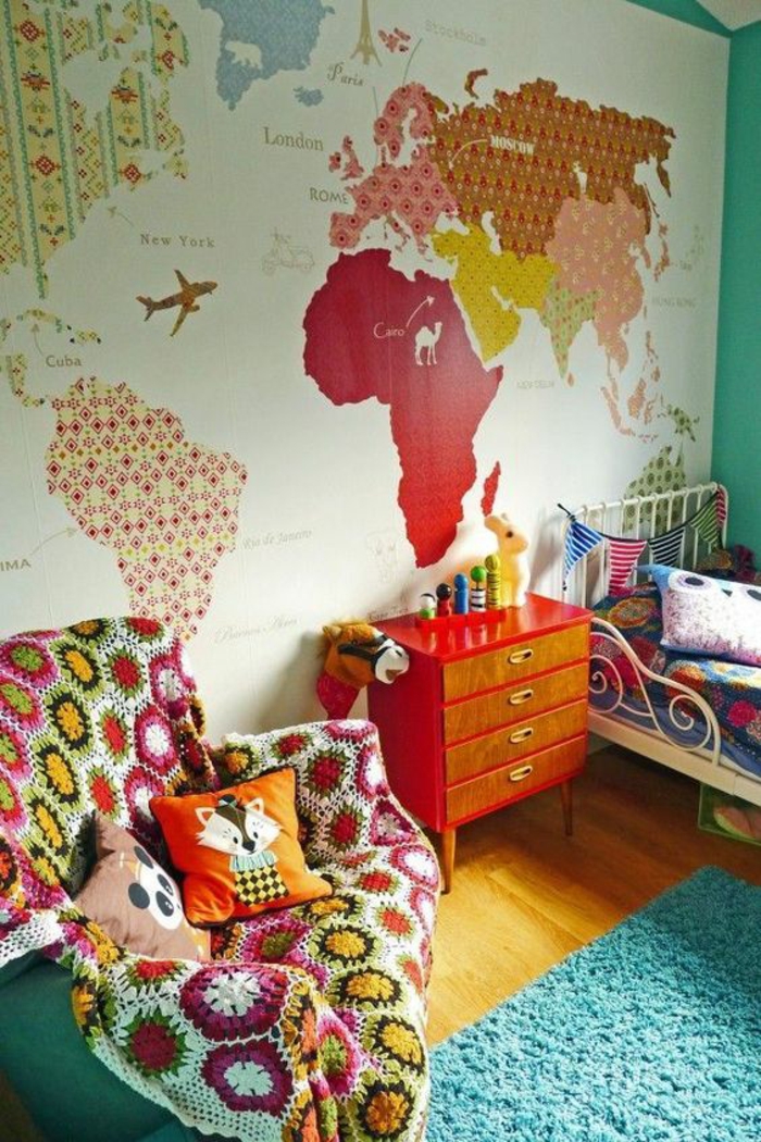 chambre design en couleurs pimpantes avec la carte du monde sur le mur meuble lit en orange