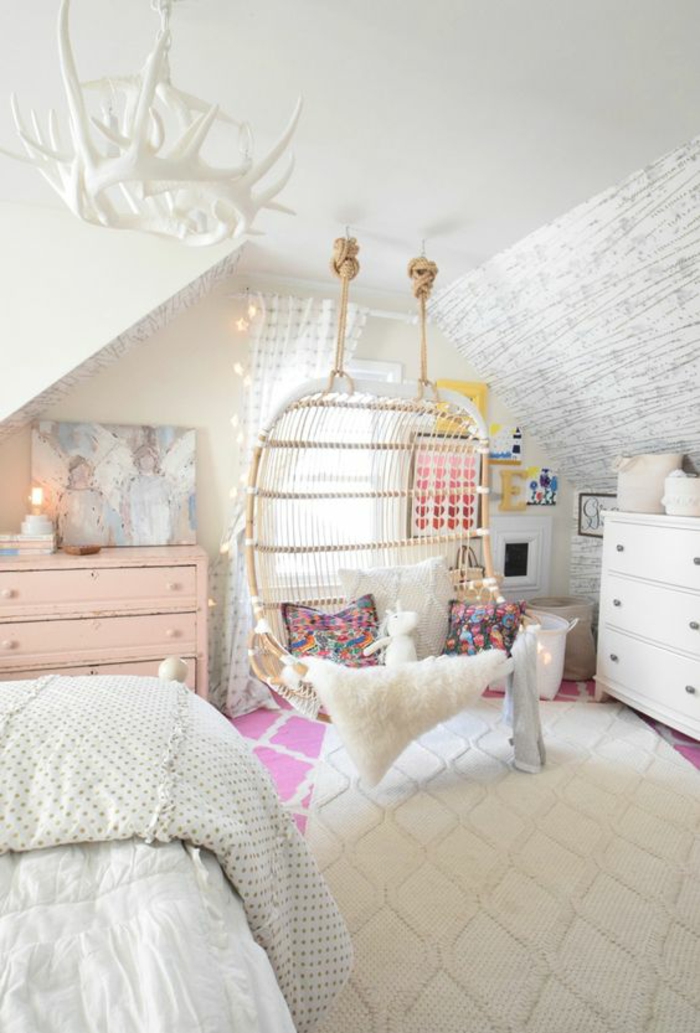 chambre design blanc total avec canapé tressé suspendu luminaire blanc en forme de multiples cornes 