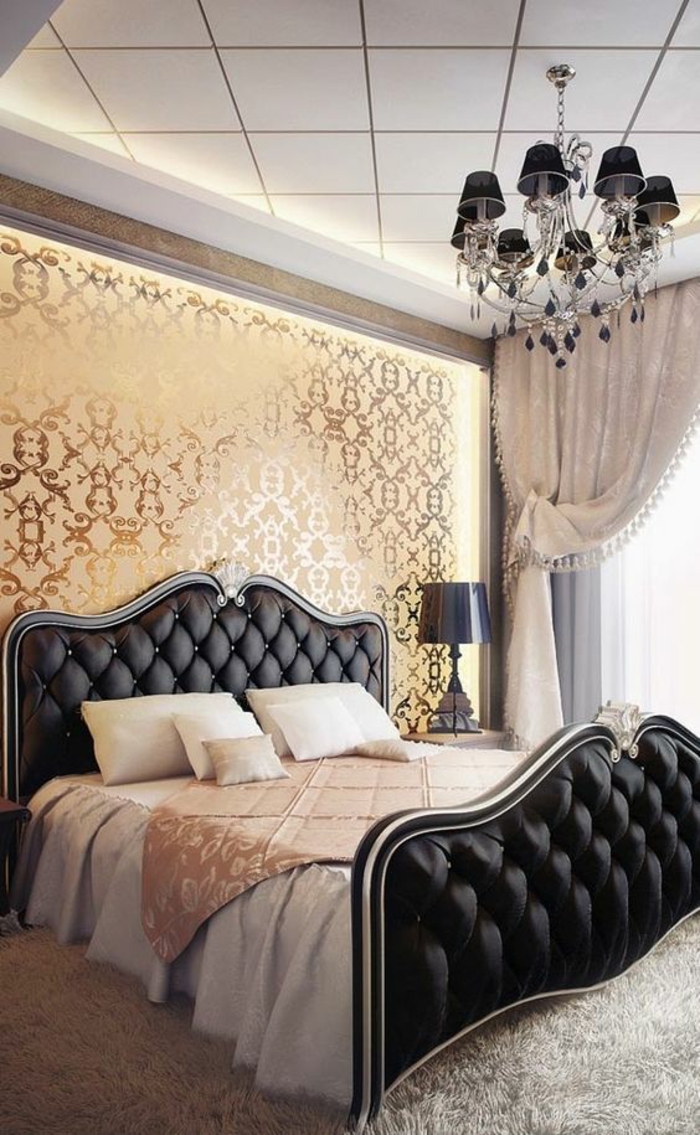 chambre design deco chambre adulte dans un style baroque revetement mural doré en arabesques tissu satiné