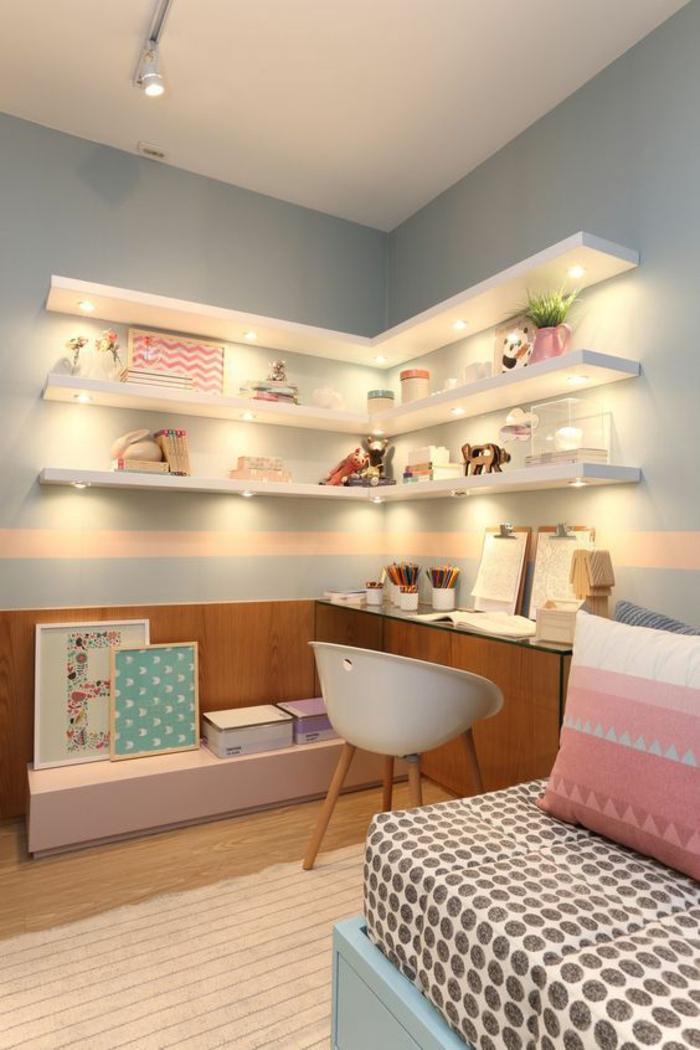 chambre design avec des étagères blanches illuminéees en dessous murs en bleu pastel et rose
