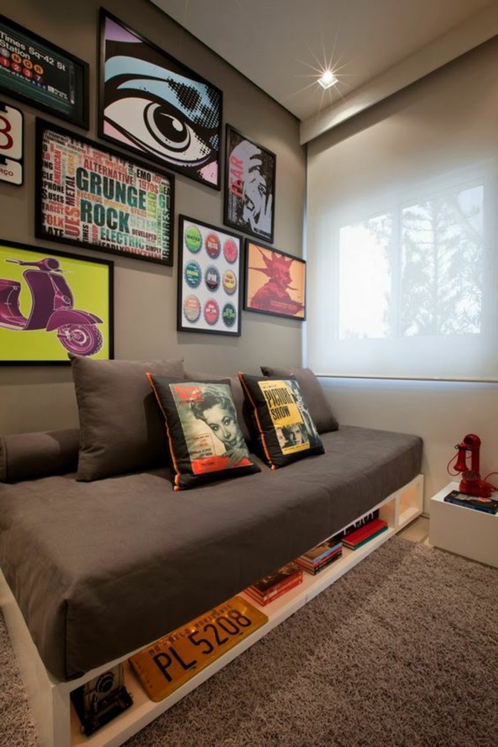 chambre adulte complete avec des tableaux pop art couverture et matelas lit en marron espace ado
