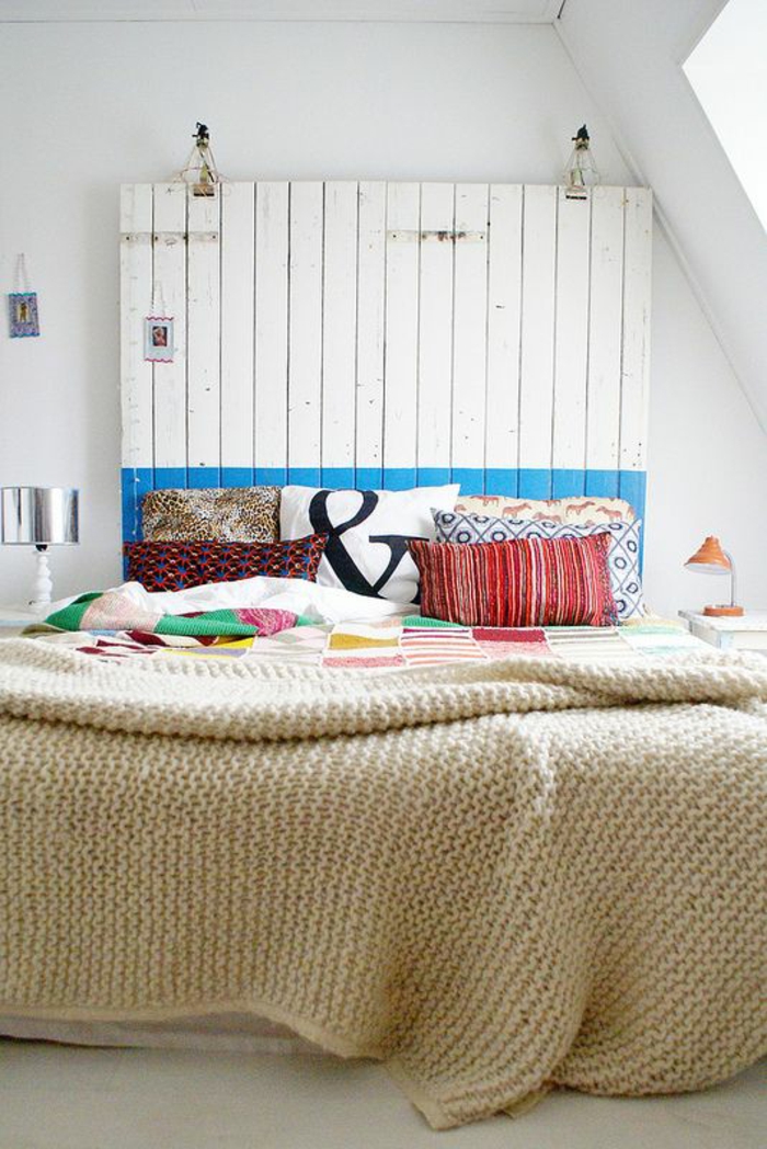 idee deco chambre avec panneau au dessus du lit réalisé avec des pallettes peintes en blanc et bleu