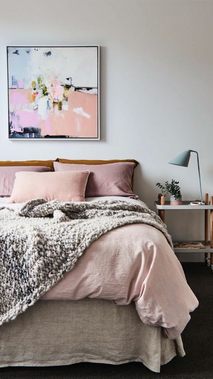 chambre gris et rose, lampe de chevet gris, jolie couverture grise, peinture abstraite