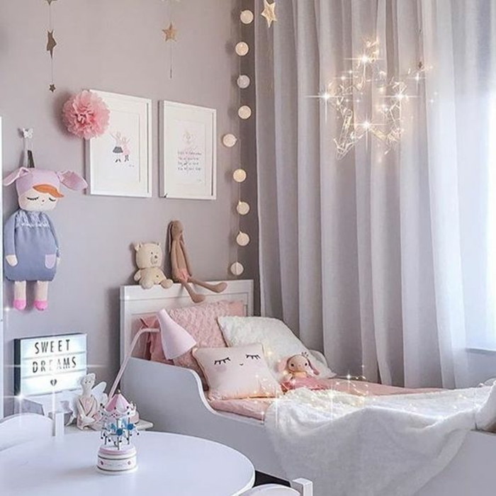 chambre gris et rose, jouets mignons dans une chambre d'enfant, guirlande lumineuse 