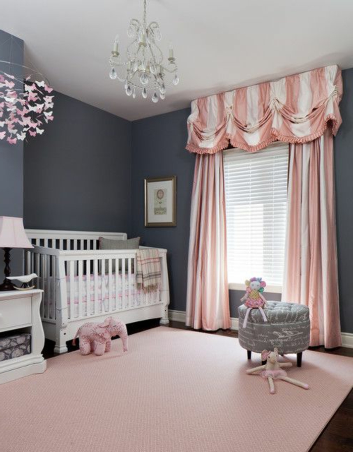 chambre grise et rose, couffin bébé blanc, rideau rose, plafonnier à pampilles, peinture murale grise