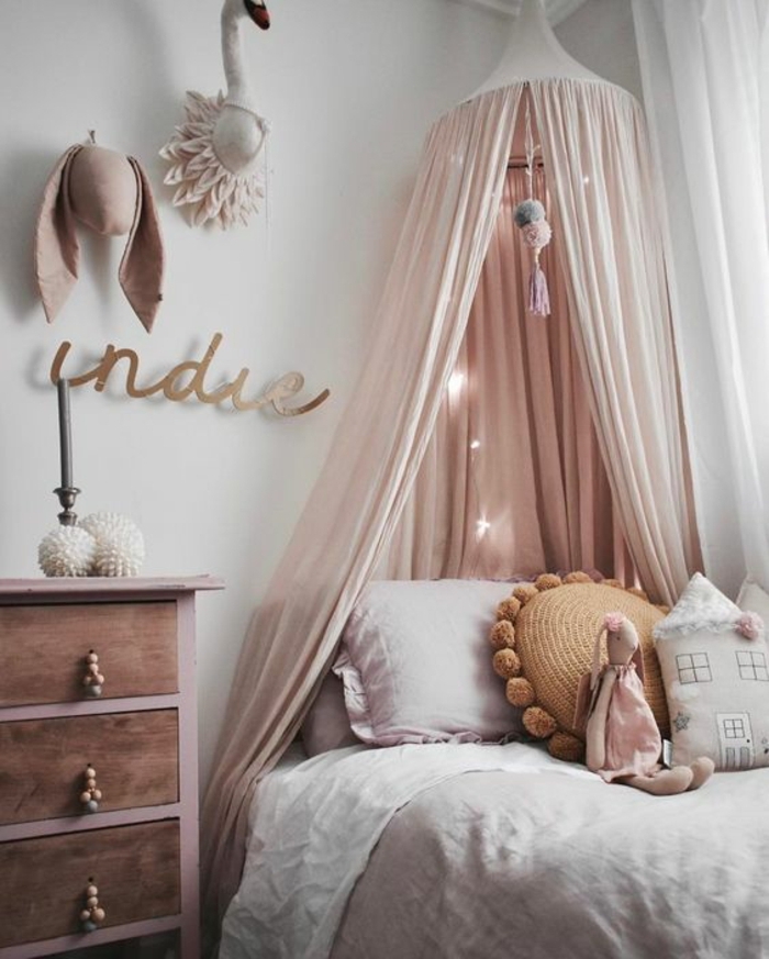 chambre grise et rose, lettres décoratives, coussins déco uniques, ciel de lit bébé