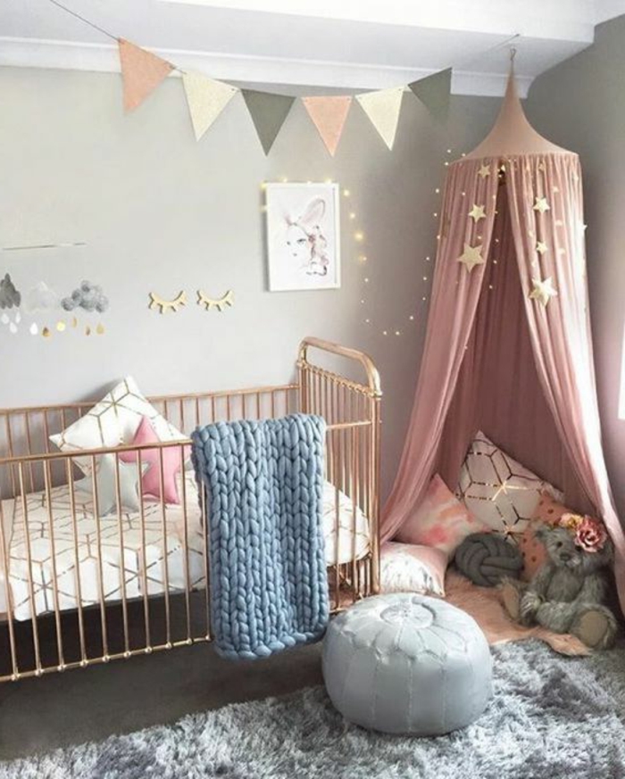 chambre grise et rose, lit bébé avec cadre cuivré, guirlande lumineuse, peinture murale grise, peluche ours gris