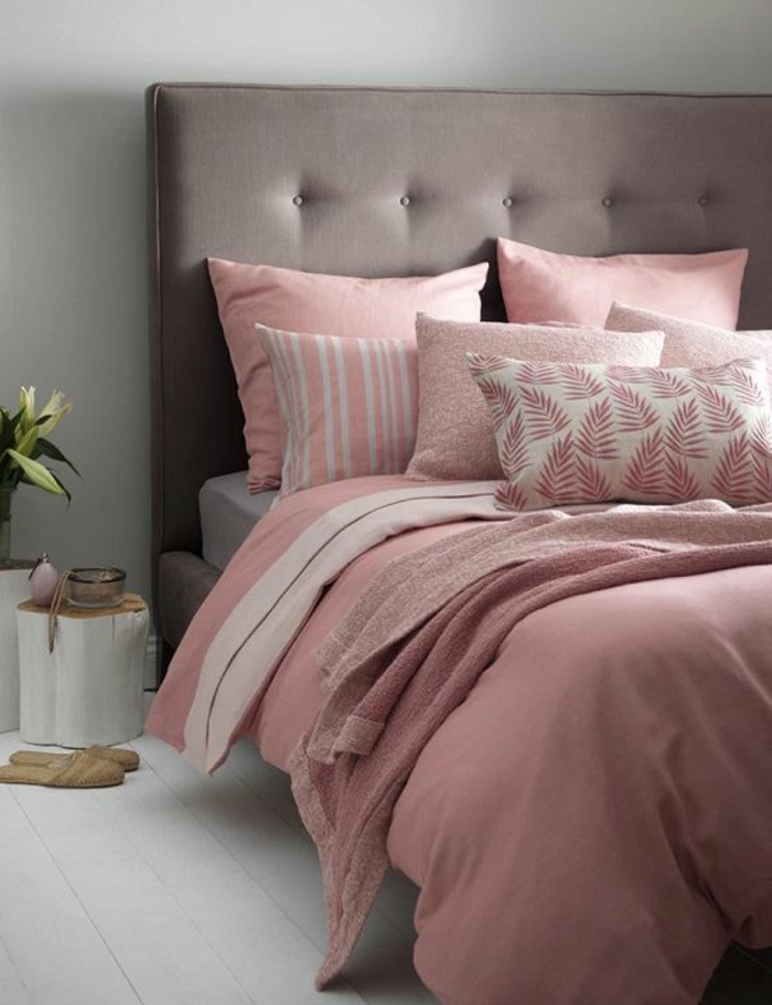 chambre grise et rose, coussins roses et blanches, tête de lit capitonnée grise, chevet tronc