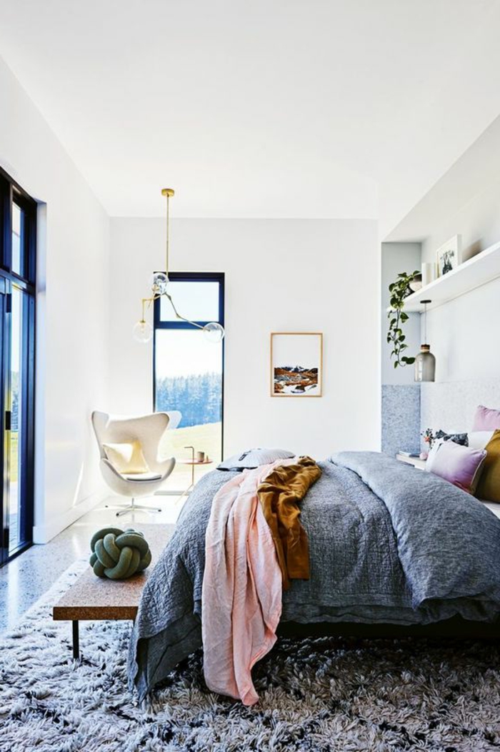 chambre grise, plaid de lit rose, couverture de lit grise, chaise oeuf, tapis gris clair, coussin kaki