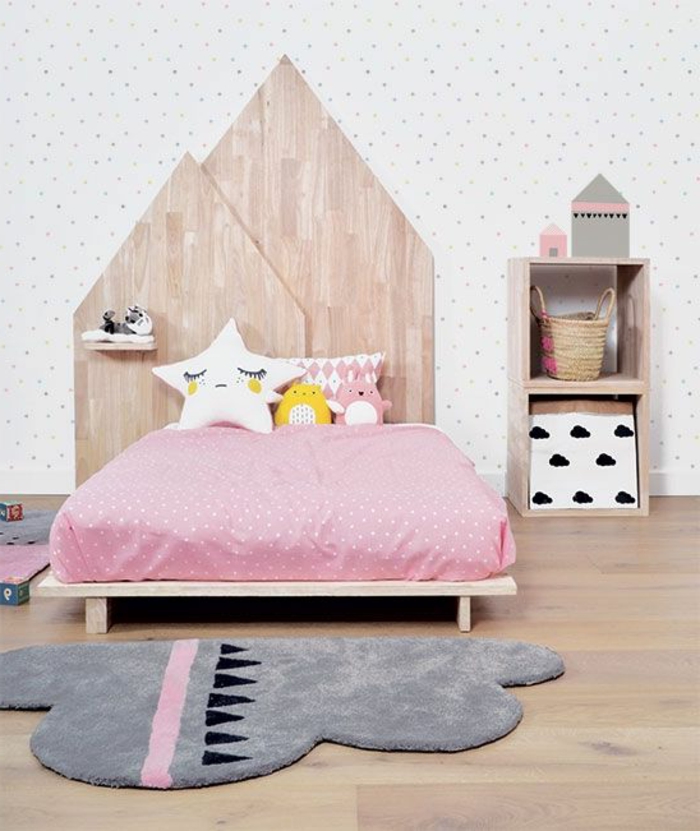 chambre rose et gris, têtes de lit en bois géométriques, tapis nuage gris, petite étagère en bois