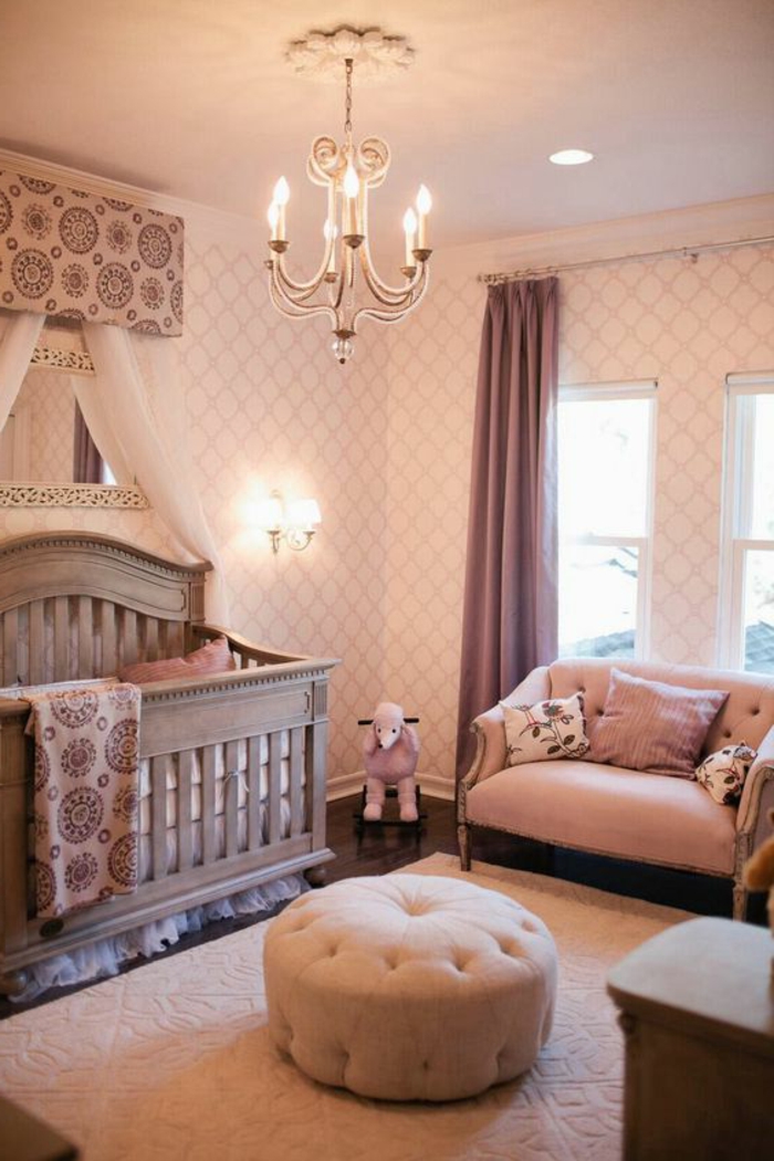 chambre rose et gris, couffin bébé gris, plafonnier vintage, sofa rose, tabouret rose capitonné