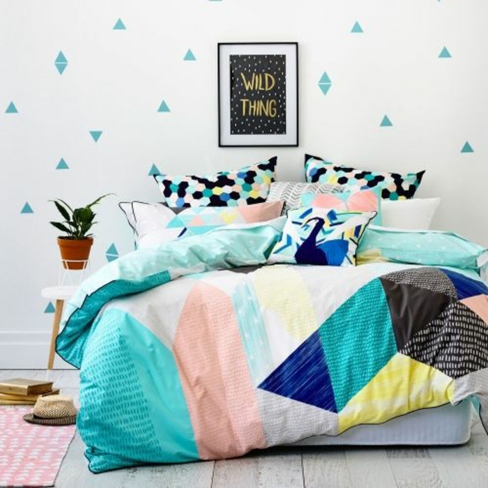 deco chambre style scandinave, mur blanc à petit triangles couleur vert d eau, linge de lit multicolores en vert, jaune, rose, blanc, gris, noir