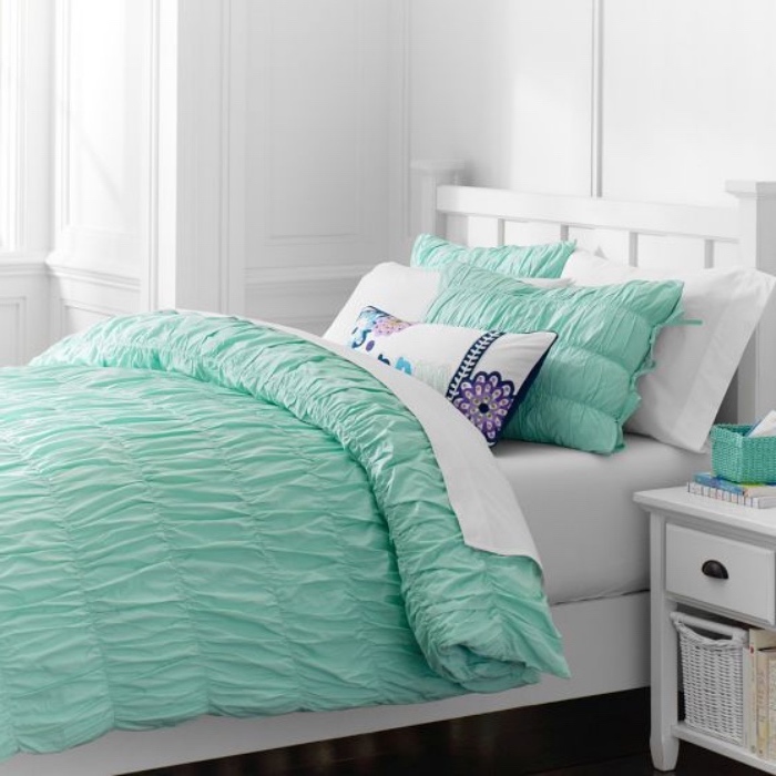 idée de chambre tout en blanc avec quelques touches de couleur vert pastel sur le linge de lit, idée de table de nuit blanche avec rangement intégré