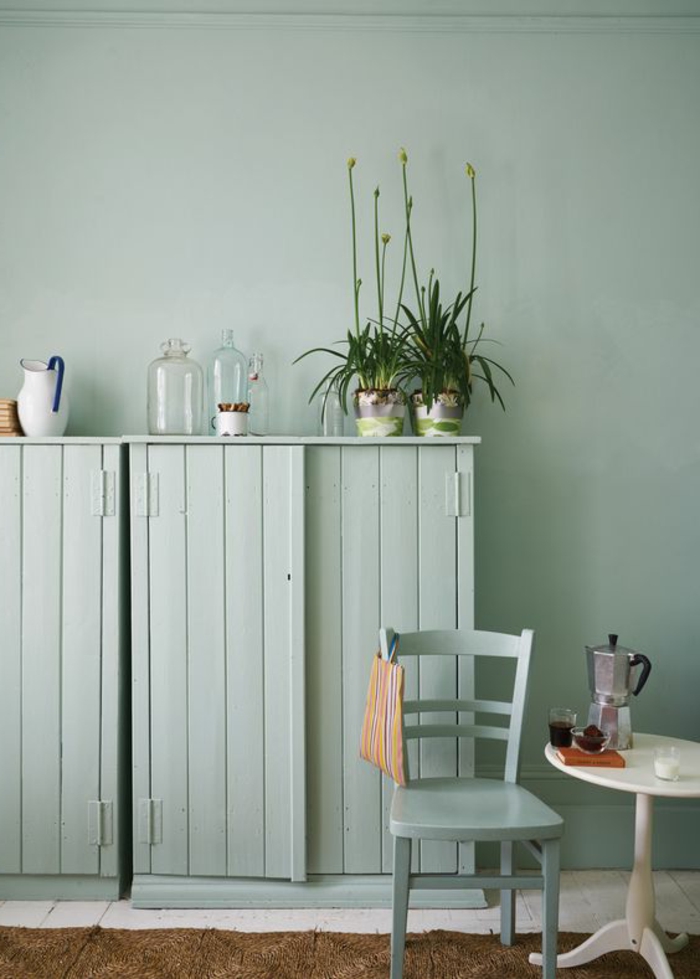 idee deco vert pastel celadon, mur, meuble et chaise vert, table ronde blanche, tapis marron, parquet blanchi, deco de plantes vertes