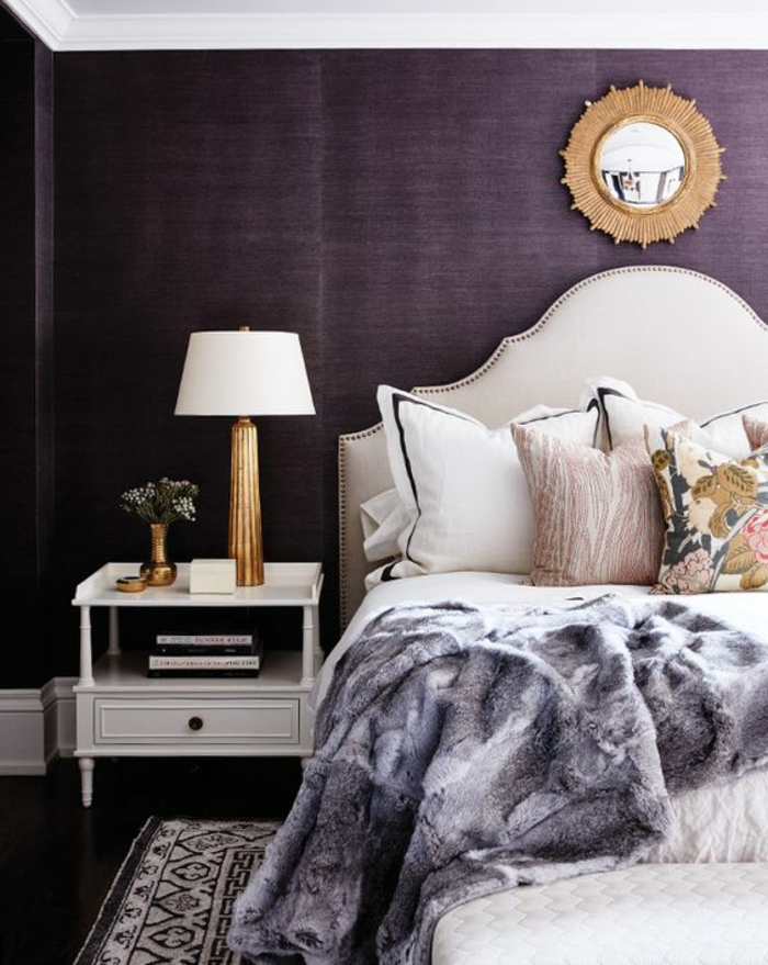 peinture murale couleur aubergine, chevet de lit blan, lampe de chevet en blanc et doré, miroir décoratif, tête de lit baroque