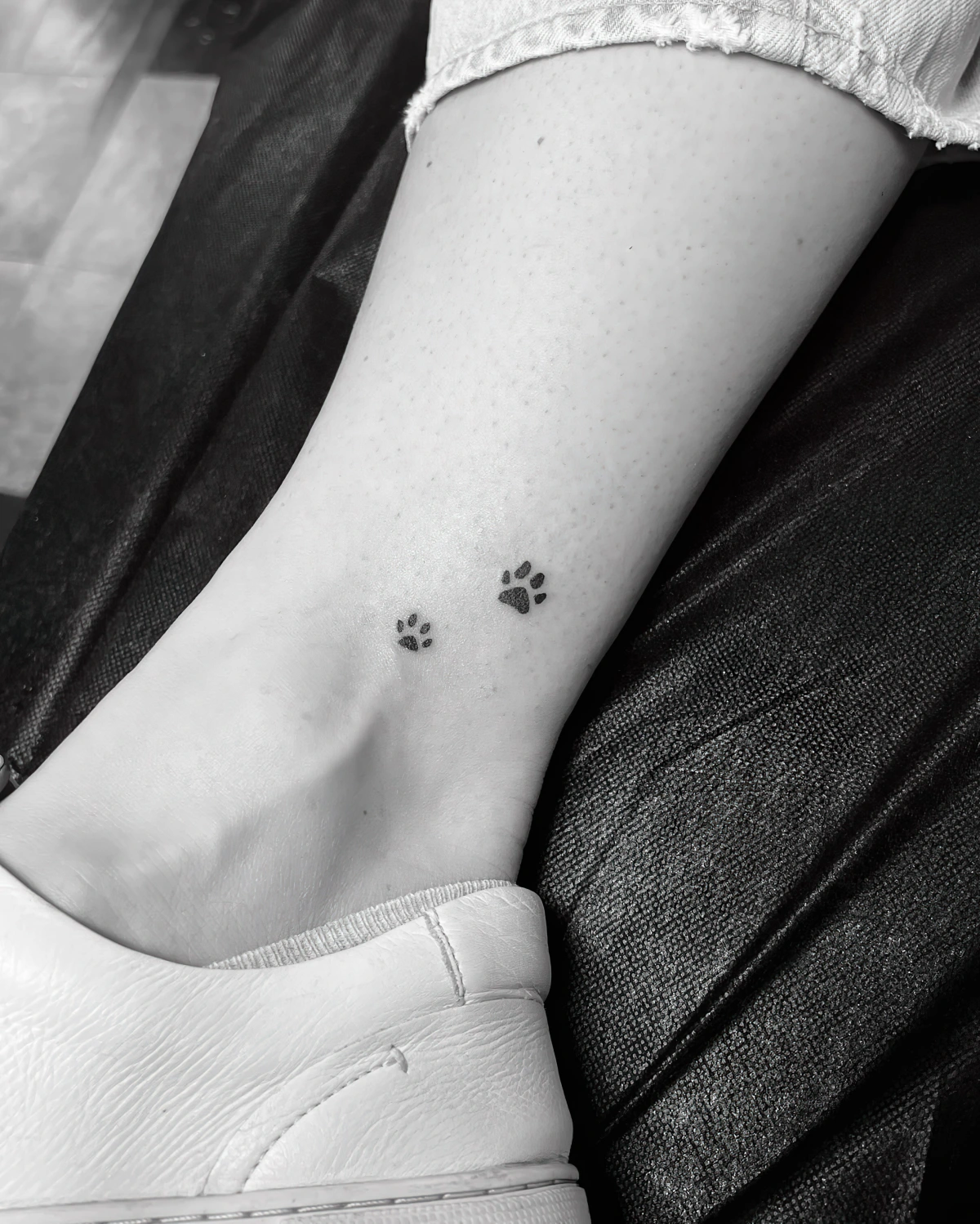 chat petite patte idee tattoo chevill femme discret motif animal