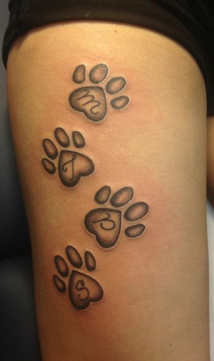 chat tatouage, trace de pattes au bras, initiales tatouées à l'intérieur des pattes