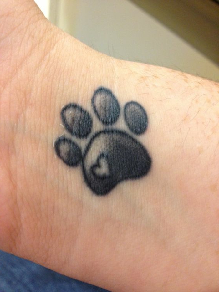 chat tatouage au poignet, dessin de patte sur la peau, tatouage noir