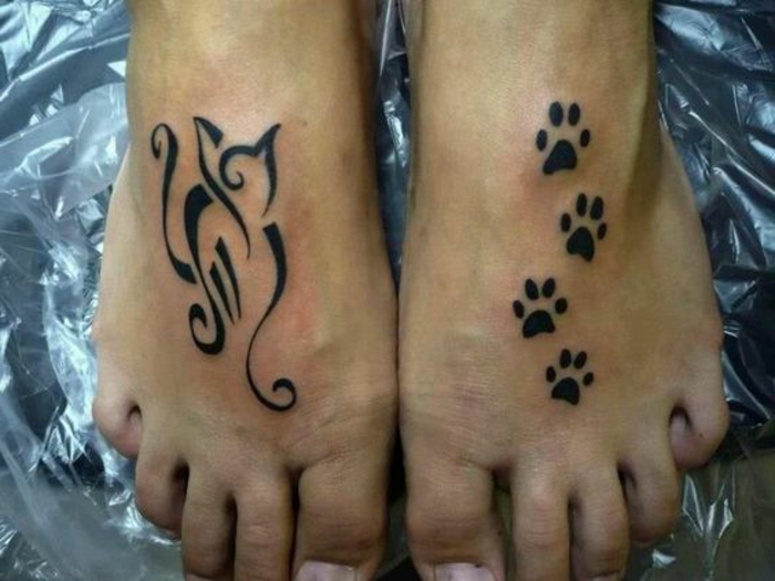chat tatouage, silhouette de chat noire, trace de pattes sur la plante des pieds