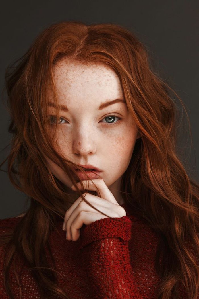 couleur de cheveux rouge, femme aux cheveux longs, blouse rouge en crochet, sourcils orange femme